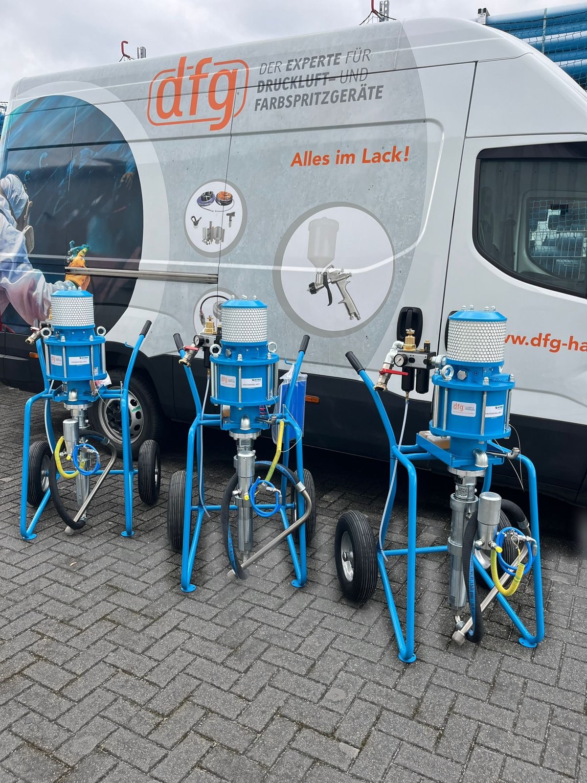 Drei Airless-Spritzgeräte vor dem DFG-Firmenwagen