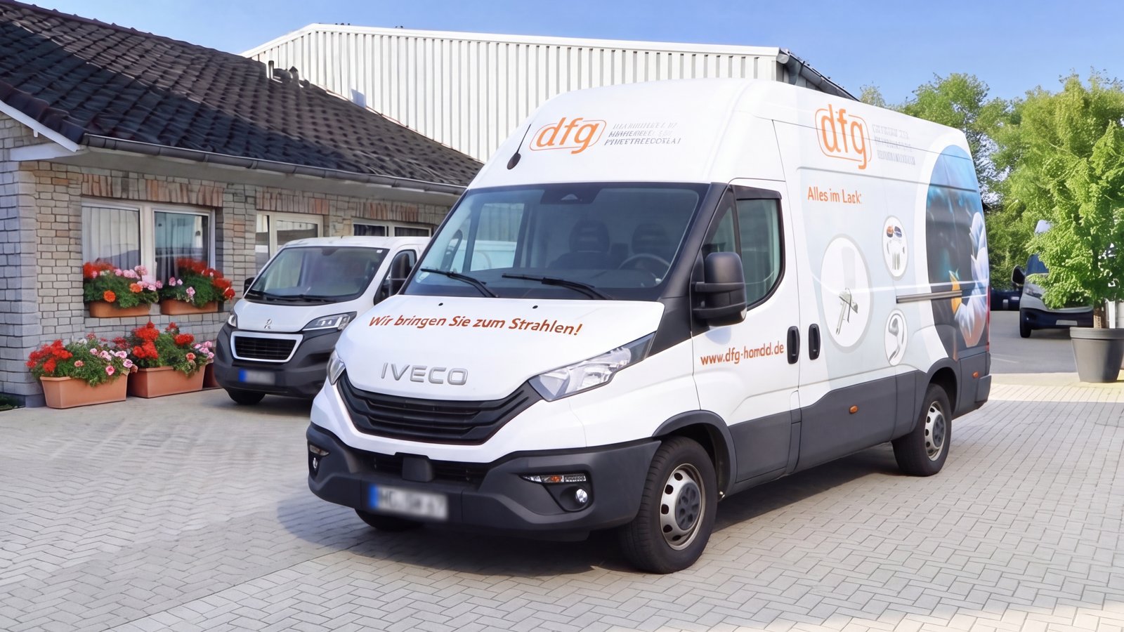 DFG-Firmenwagen vor dem Firmengebäude in Moers